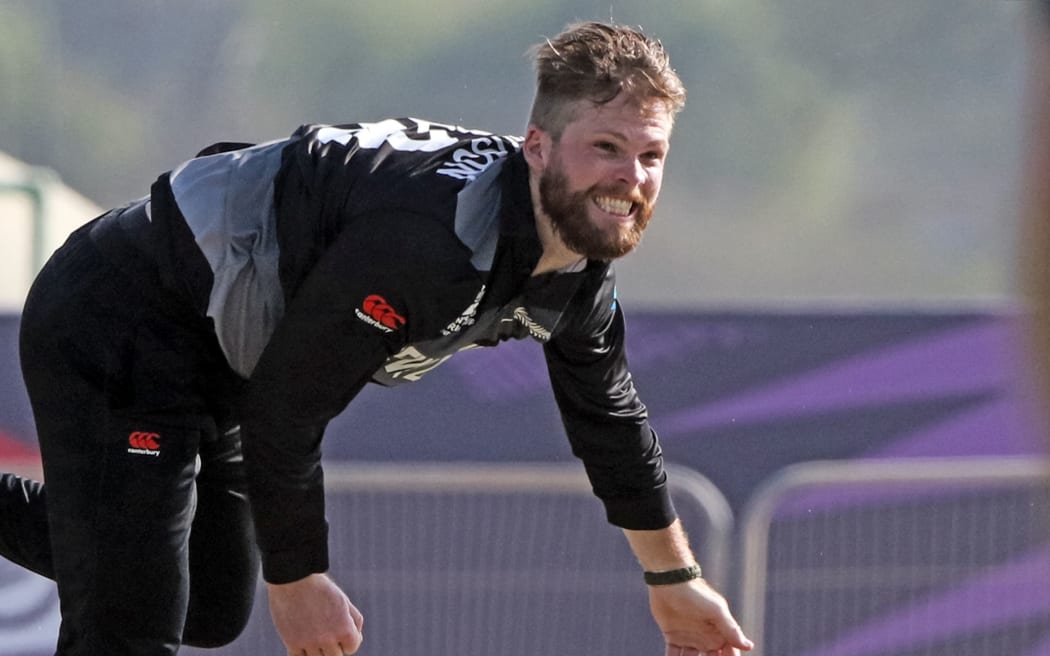 Lockie Ferguson bowls.