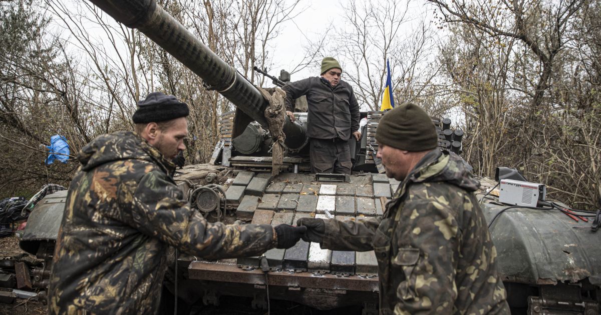 Les troupes ukrainiennes joyeuses alors que la Russie abandonne Kherson