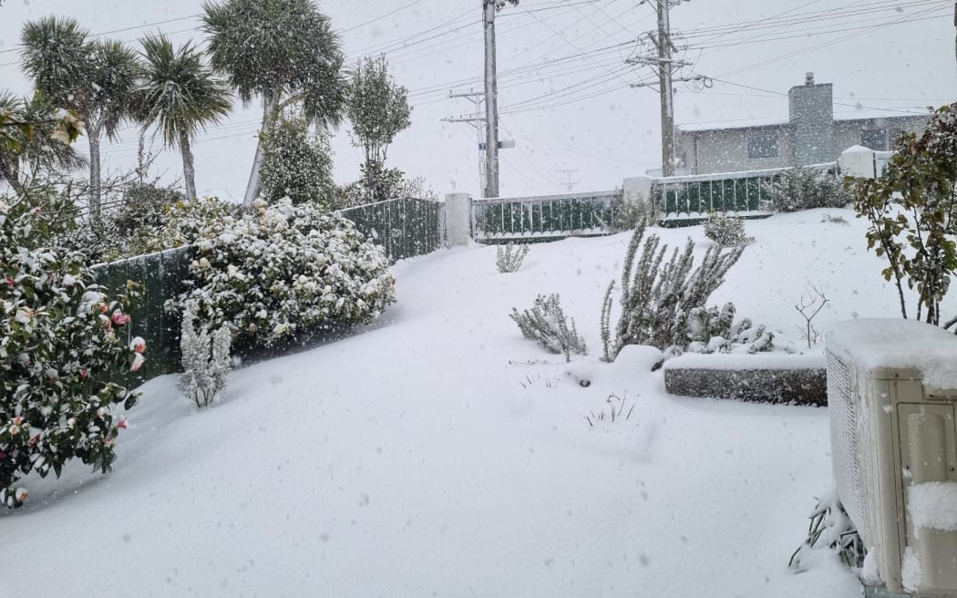 但尼丁的山区郊区已经下了厚厚的一层雪，今天早上有更多的阵雪。