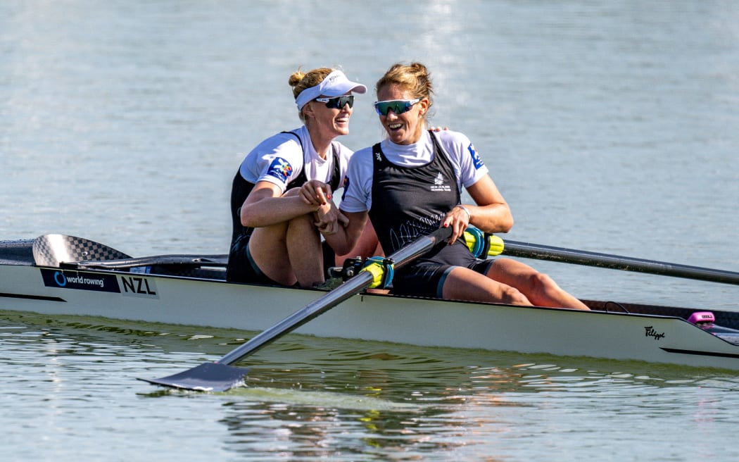 Keri Williams (mrtvice) a Grace Prendergast (luk), novozélandský manžel žen.  Mistři světa, zlatá medaile, Česká republika, 2022.