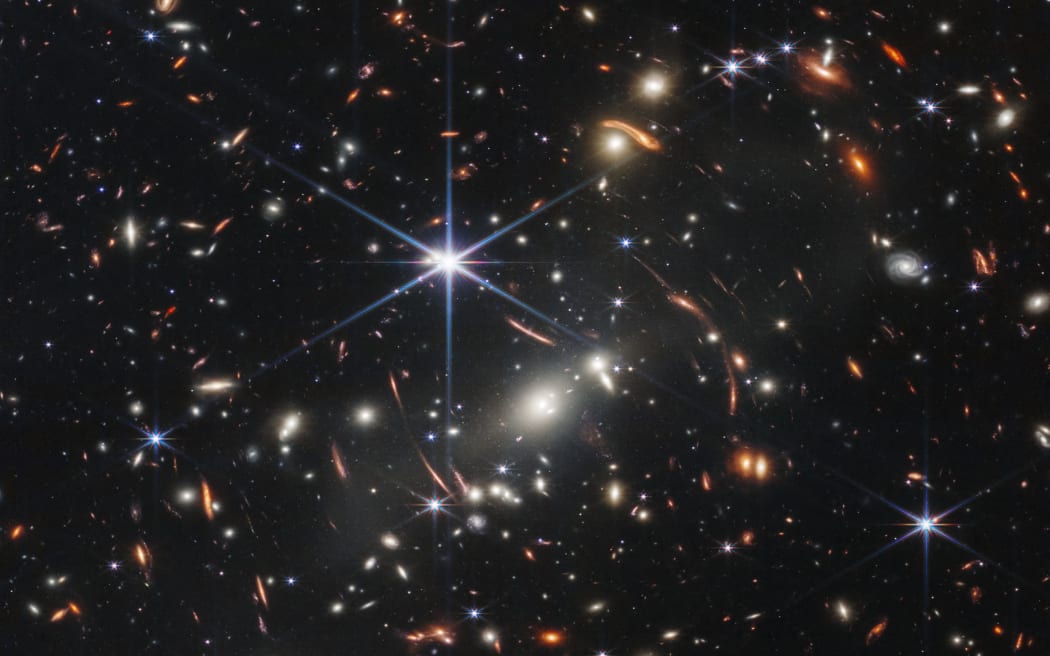 En esta foto de la NASA tomada el 11 de julio de 2022, se ve la primera imagen infrarroja del Telescopio Espacial James Webb (JWST).  - El JWST es el telescopio más poderoso lanzado al espacio y alcanzó su órbita final alrededor del sol, aproximadamente a 930,000 millas de la órbita de la Tierra, en enero de 2022. Las mejoras tecnológicas del JWST y la distancia del sol permitirán a los científicos ver mucho más profundamente en nuestro universo con más detalle.  (Foto por Leaflet / NASA / AFP) / RESTRINGIDO A USO EDITORIAL - CRÉDITO OBLIGATORIO 