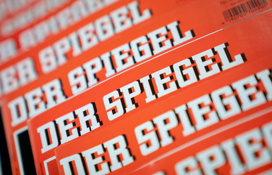 Several issues of the news magazine "Der Spiegel" lie on top of each other.