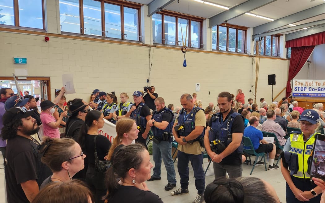 Police separate protesters at the Ōrewa leg of Julian Batchelor's 'Stop Co-Governance' tour.