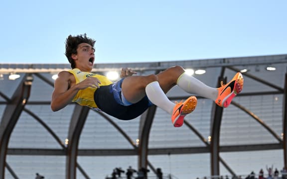 Armand Duplantis, da Suécia, reage ao estabelecer um recorde mundial na final do salto com vara masculino durante o Campeonato Mundial de Atletismo de 2022.