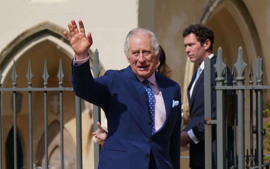 El rey Carlos III de Gran Bretaña sonríe al partir después de asistir al servicio de Pascua en la Capilla de San Jorge en el Castillo de Windsor el 9 de abril de 2023. (Foto de Yui Mok/POOL/AFP)
