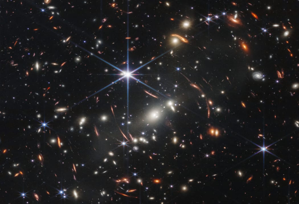 El telescopio James Webb tiene una vista súper nítida del cosmos primitivo