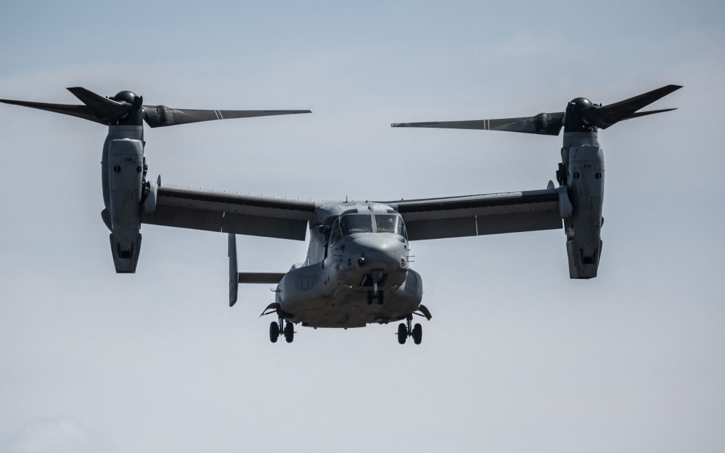 (PLIKI) To zdjęcie do pliku wykonane 15 marca 2022 r. przedstawia lądowanie MV-22 Osprey amerykańskiego korpusu piechoty morskiej podczas wspólnego szkolenia z członkami Japońskich Sił Samoobrony na poligonie Higashifuji w Gotemba w prefekturze Shizuoka.  Straż przybrzeżna podała, że ​​29 listopada 2023 roku u wybrzeży Japonii amerykański samolot wojskowy Osprey z ośmioma osobami na pokładzie rozbił się.  (Zdjęcie: Charlie Tripalo/AFP)