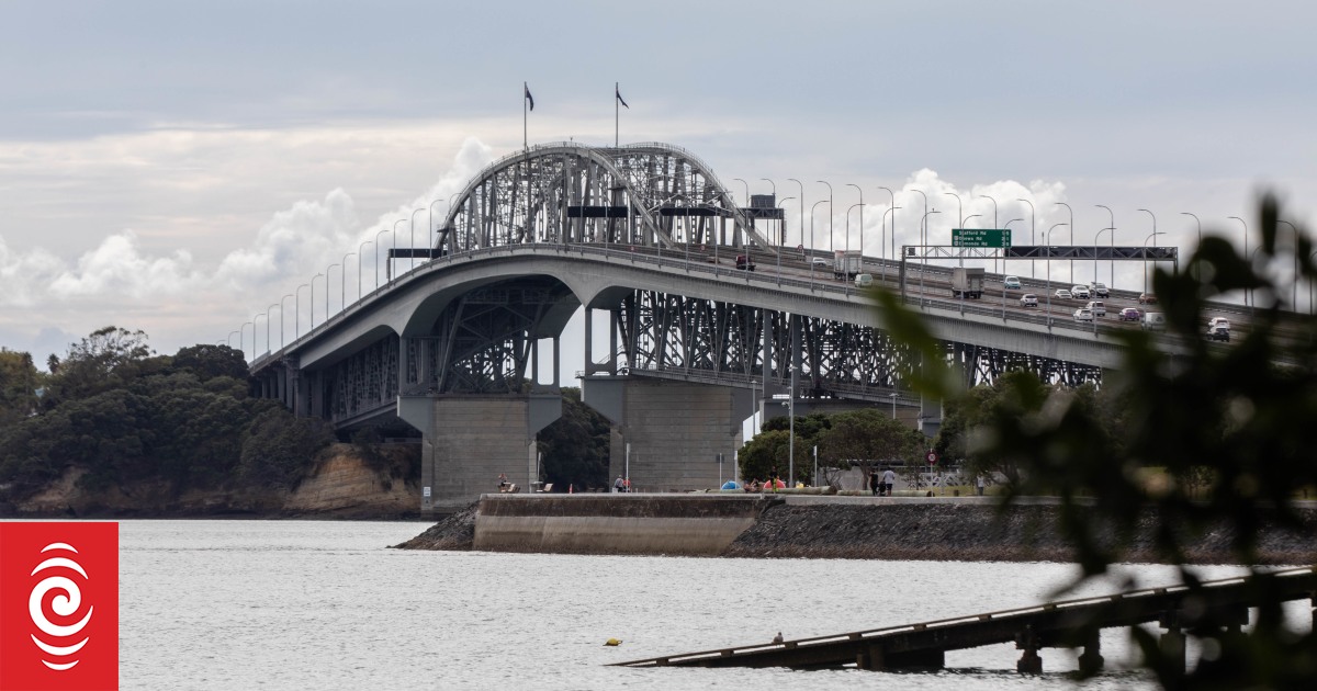 Auckland Habour Bridge under amber alert as strong winds hit the north - Vimarsana News